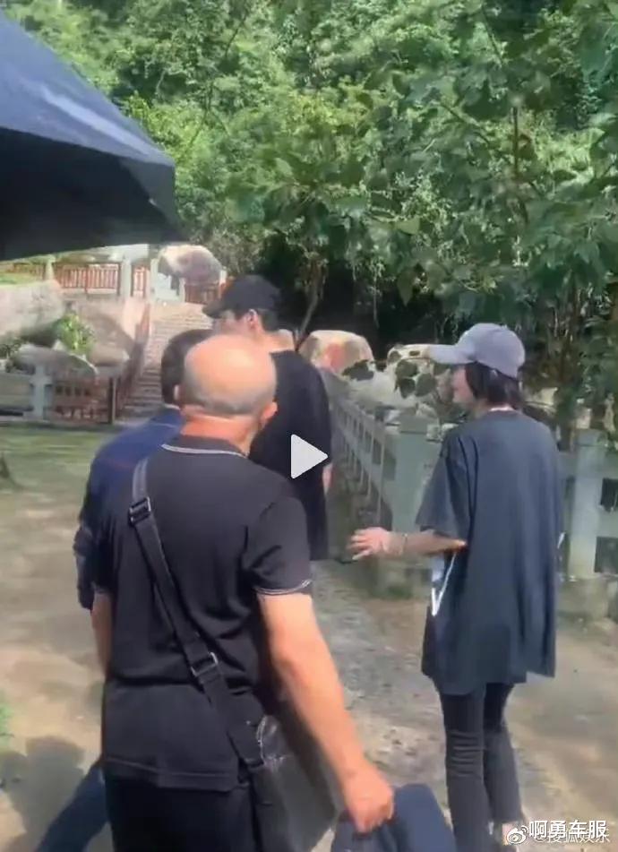 姐姐|大方穿情侣装、过夜旅行、姐姐和小狼狗张力十足,这对还不公开?