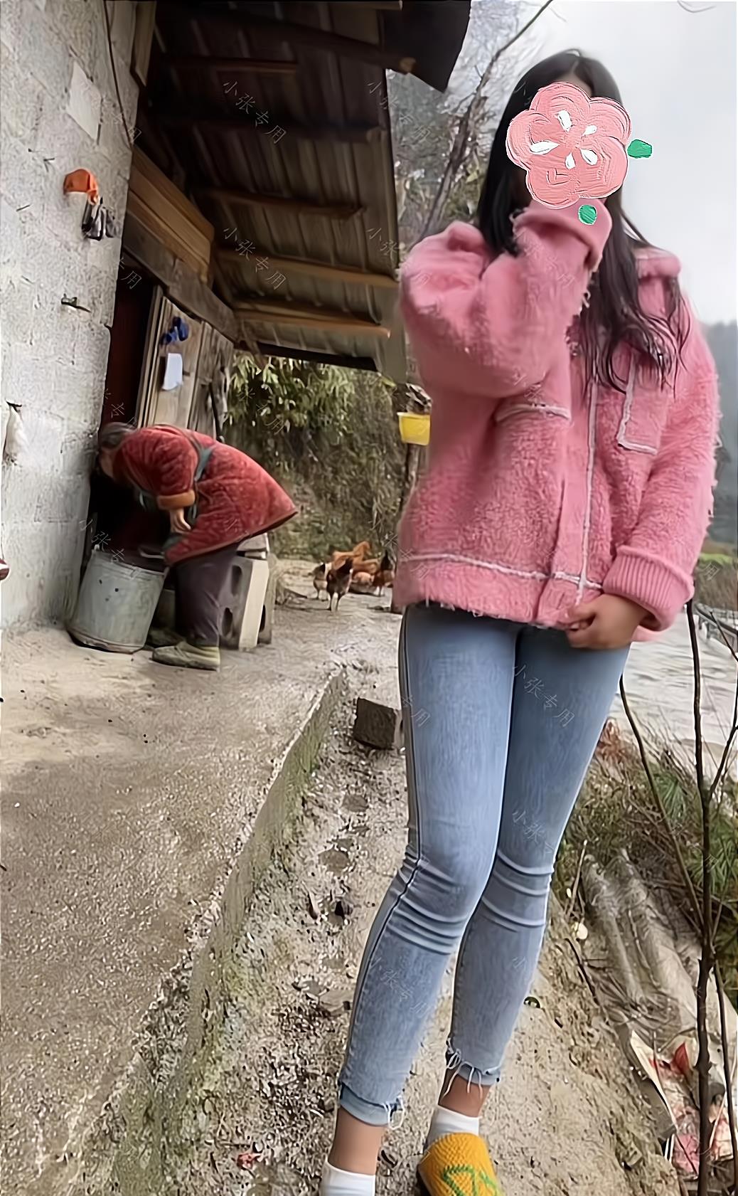 男友外出打工,女子泪眼婆娑非常不舍,仍面带微笑故作坚强