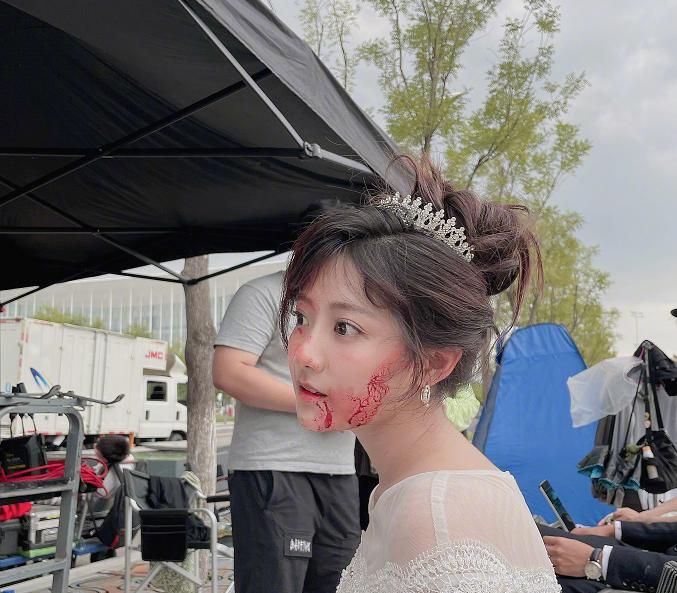 李艺彤|女爱豆自曝去年0收入，但光代言就有7个，为省钱只能吃辣