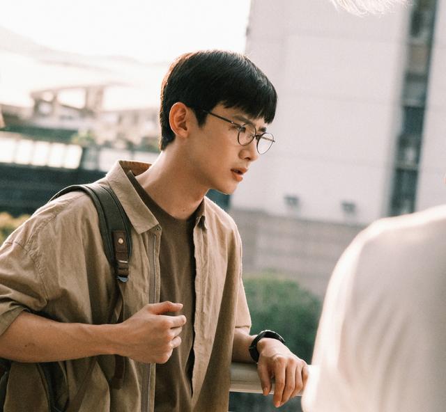 白敬亭|白敬亭也害怕发腮，拍戏面对一货架零食，却自曝自己不敢吃牛肉干