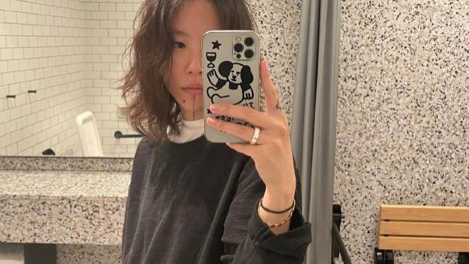窦靖童|王菲的25岁大女儿晒自拍，罕见留卷发打扮随性