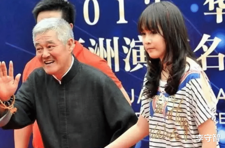 小沈阳|小沈阳晒女儿15岁近照，纯天然没整容，比师傅赵本山小女儿有气质