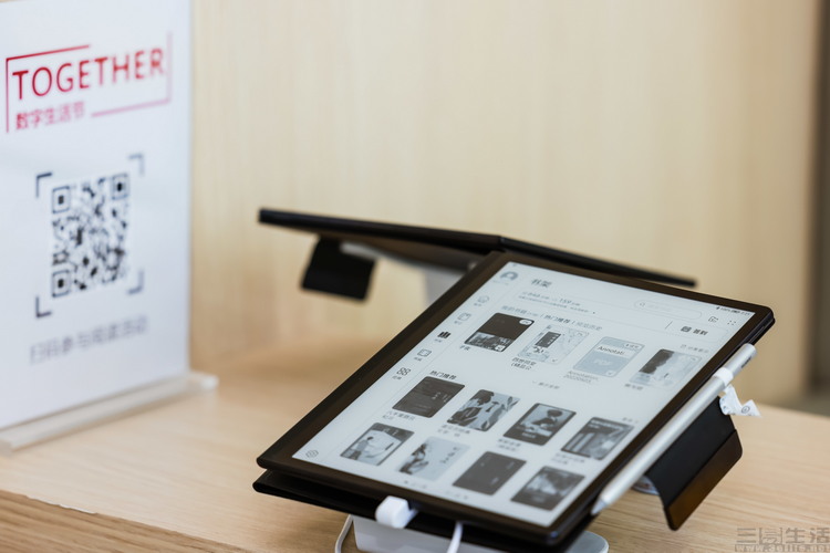 |在华中首家旗舰店里，还展现了华为的转型之路