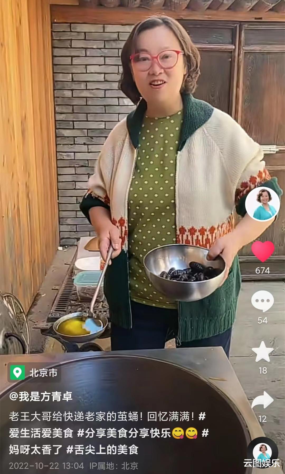 方青卓|老戏骨方青卓近况，北京住别墅用柴火灶，亲自下厨炒茧蛹接地气