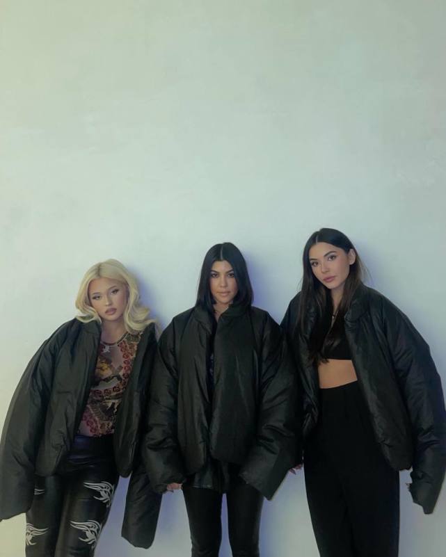 考特尼|卡戴珊家大姐结婚,全家出动,意大利小渔村,瞬间热闹了起来!