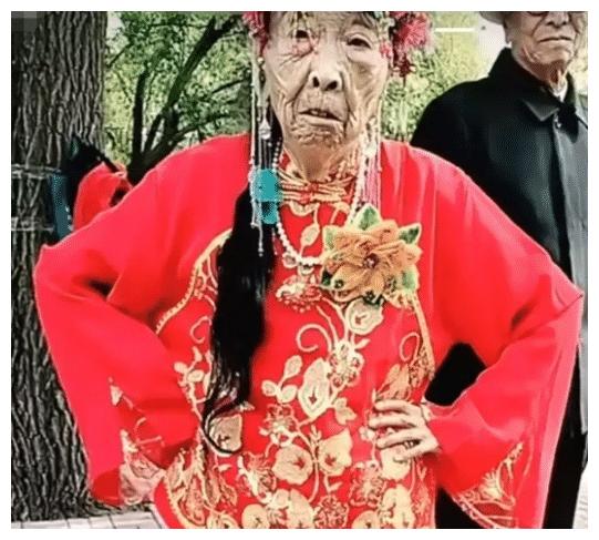 马玉琴和孙子下地拔韭菜,表情鬼鬼祟祟,网友:孙子也给带坏了