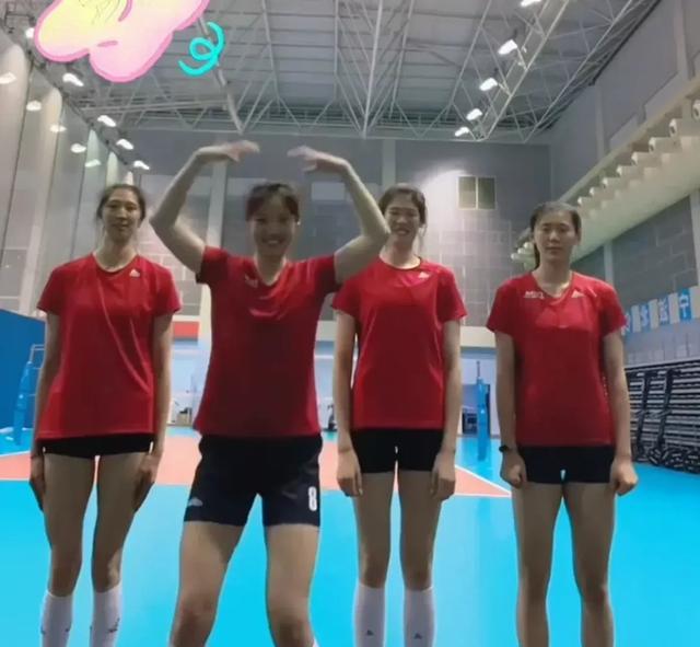 李盈莹|中国女排四小主攻罕见同框，李盈莹更瘦了，吴梦洁专为排球而生
