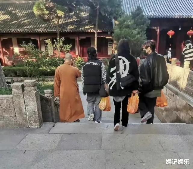 杨幂|杨幂时隔11年再给刘诗诗庆生，晒两人旅行照，手挽手感情好
