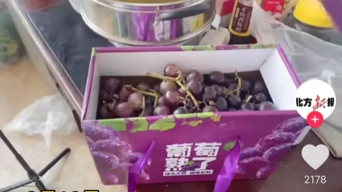 内蒙古呼和浩特一名女子去探望姥姥，在水果市场花几十元买了一箱葡萄