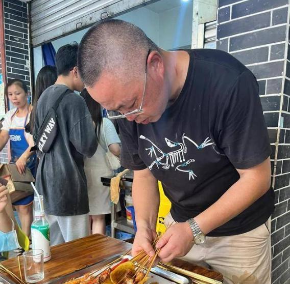 曝王鹤棣父亲打残疾人，大妈倒地不起浑身抽搐，目击者证词引热议