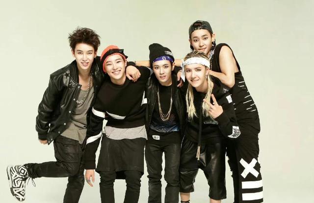 王一博|昔日队友直播间放王一博歌曲，网友感叹，今非昔比适可而止