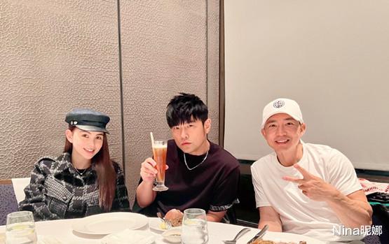 昆凌|昆凌新加坡奢侈品店被偶遇，留直发太有初恋感，7岁女儿穿2千T恤比妈妈还奢侈