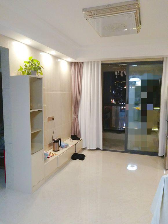 现代简装风格的新房,装修成本15万左右,全屋贴瓷砖显有档次