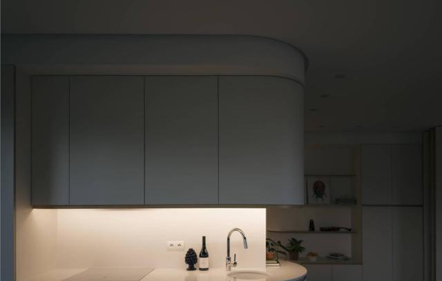 小户型听我的,餐边柜延长台面做弧形处理,打造西厨一家2个厨房