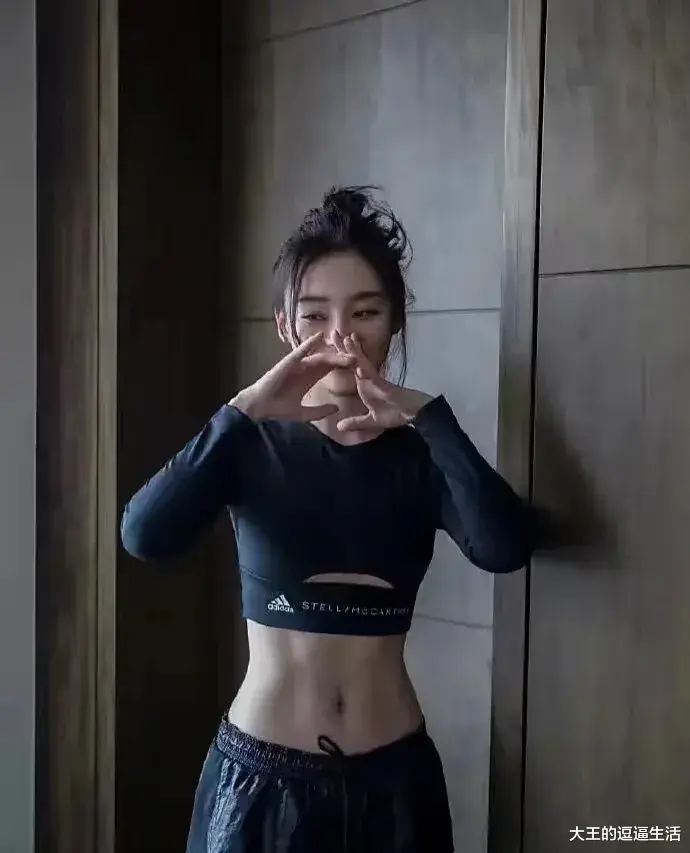 殷桃|殷桃一头大波浪，戴着墨镜，尤其是那完美的马甲线和小蛮腰，又飒又美