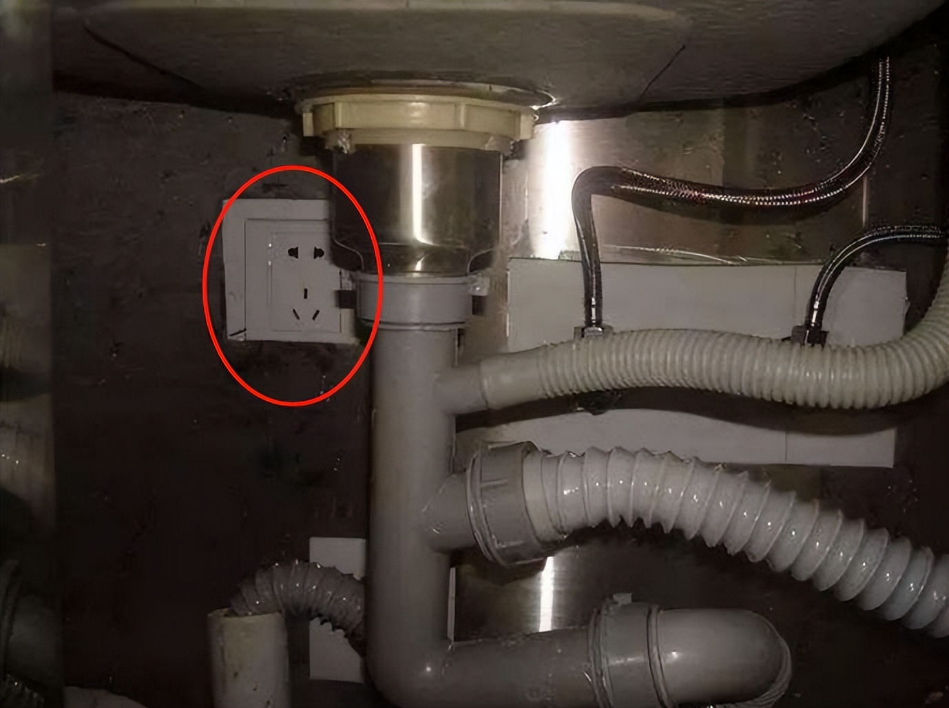 不要单纯只听电工的话,这几个地方安装插座,会让你生活更加方便