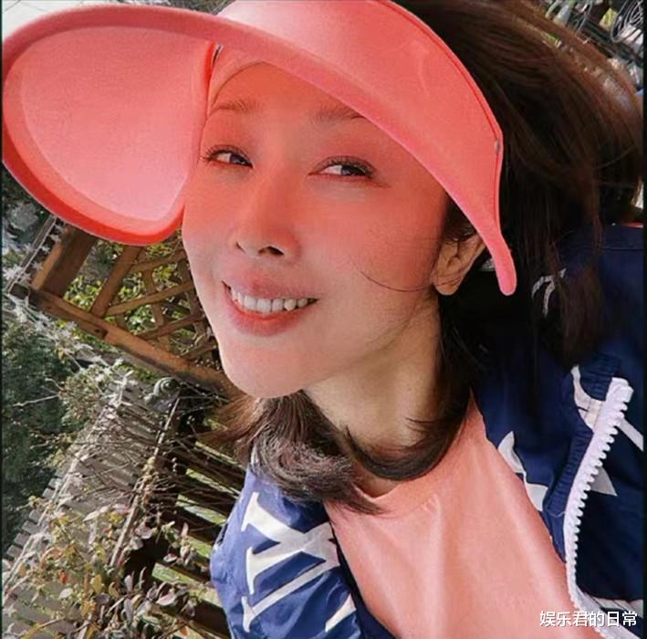 孙悦|49岁孙悦伤势变严重！宅家不能动浑身痛，晒与富豪老公之子显帅气