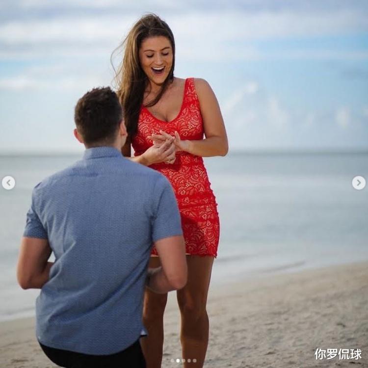巴塞罗那|雄鹿悍将阿伦求婚成功，女友是女足运动员，美媒：他没有绊倒求婚