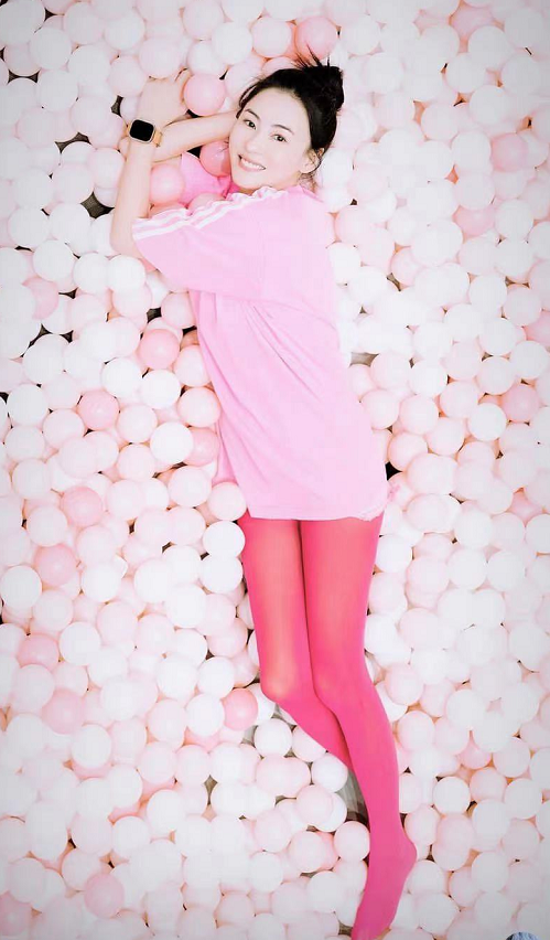 张柏芝|张柏芝为3胎儿子庆生，穿丝袜躺地上秀身材，儿子头上金发似混血