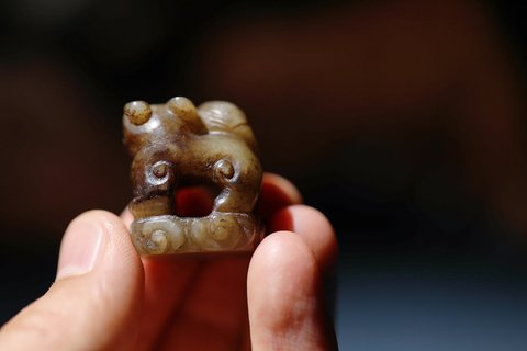 |清代和田玉云上兽方形坠