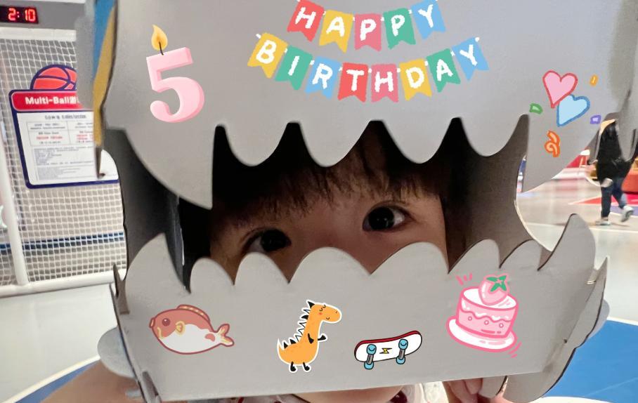 万茜|万茜为5岁女儿庆生！女儿正脸首出镜太可爱，大眼睛抢镜像妈妈