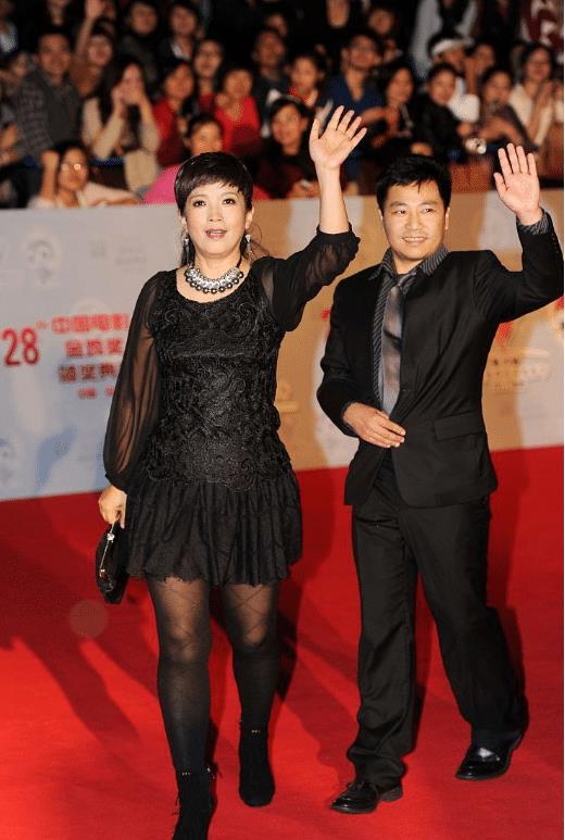 吕丽萍真是把自己当小姑娘了,齐刘海还挺显嫩,但肌肉腿抢镜了