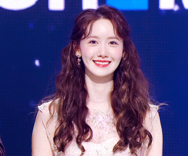 林允儿|林允儿的状态也太好了吧，连续八年担任MC颜值依旧，凭好肌肤登上头条的热搜