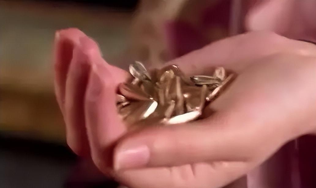 苏培盛|为什么《甄嬛传》里，沈眉庄赏苏培盛金瓜子时，他直呼不敢当？