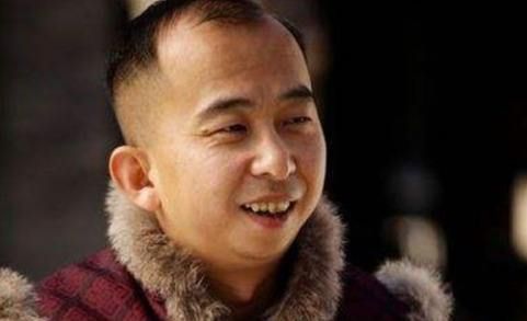 巨兴茂|他是娱乐圈“知名丑星”，绰号小老鼠，如今身价过亿娶美女老婆