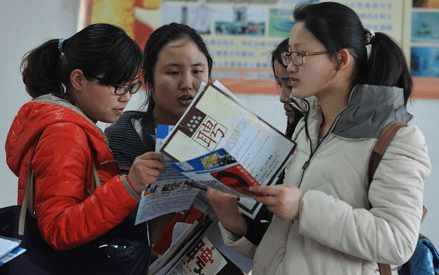 求职|“我们不招三无家庭的人”,大企业HR聊天曝光,透露求职者的心酸