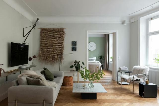 地板好看成功一半,67平原木+浅绿北欧风住宅,橡木地板气质出众