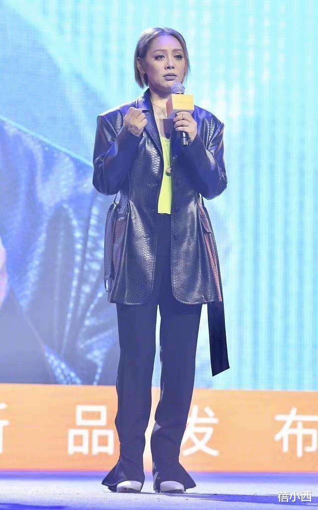 穿衣搭配 “宁静”不像是50岁的人，穿外套配橘色卫衣走机场，剪了短发真酷