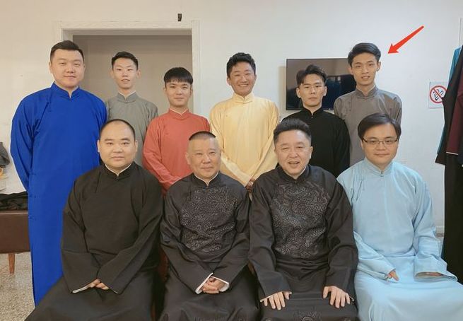 秦霄贤|秦霄贤新恋情疑似曝光，多次与美女外出嗨玩，还去到女方家过夜