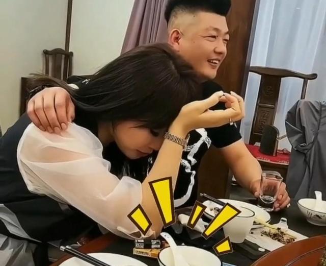 女子怒斥男子接近醉酒闺蜜,闺蜜唇语怒骂女子,继续朝男子靠拢