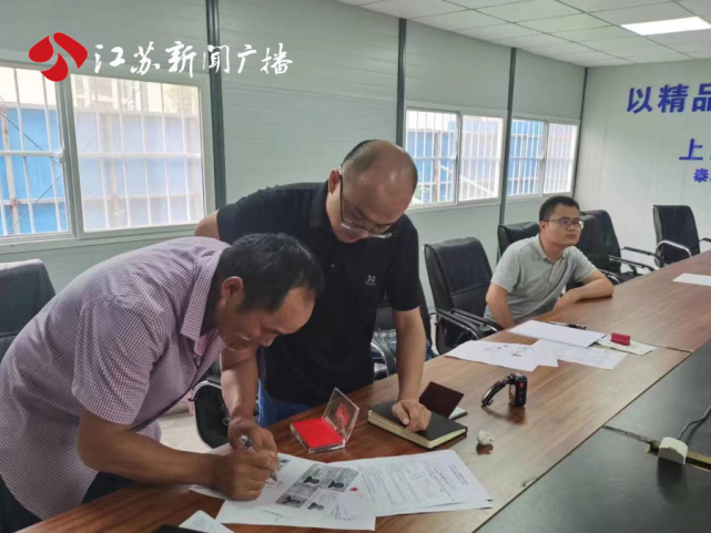 江苏泰州农民工高温讨薪:干了4个月只发8000元,高温津贴也不给