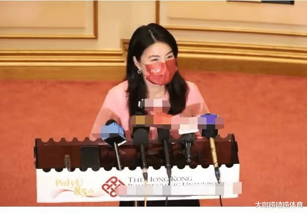 郭晶晶|郭晶晶现身大学演讲引围观！打扮精致似贵妇，谈心酸往事哽咽落泪