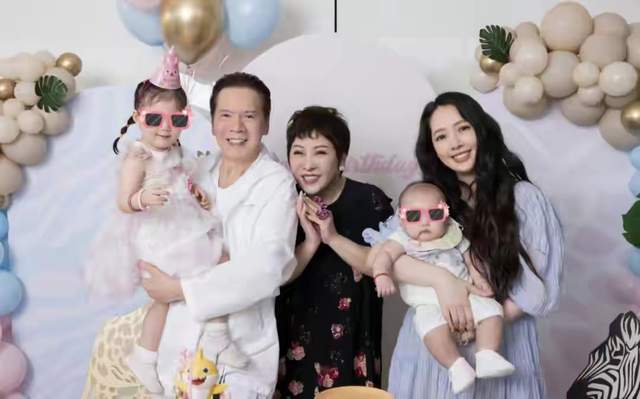 向太|向太携老公出席高档聚会，穿碎花裙打扮低调，63岁皮肤白皙气质佳