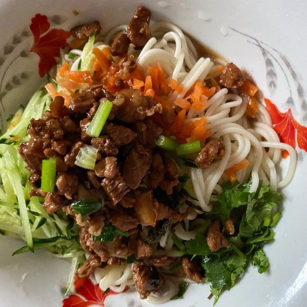 张颂文|“展翔”张颂文,晒院中两颗20年的老树,网友:好吃,就是有点贵