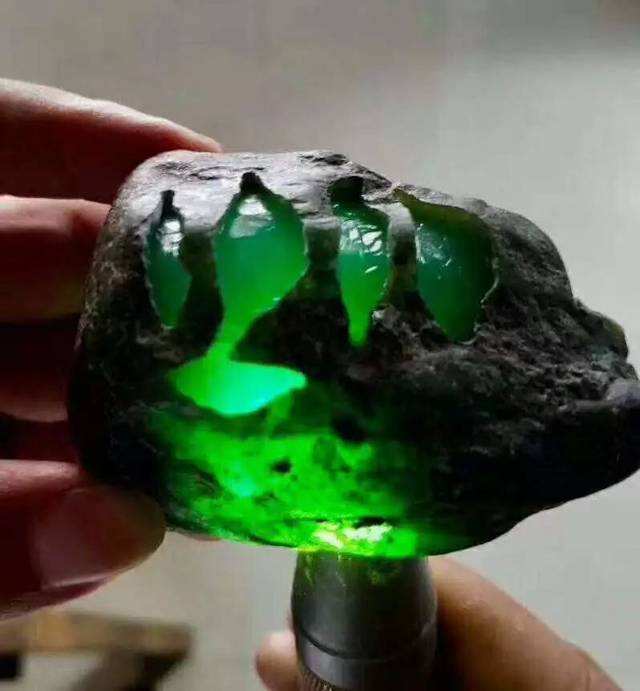 翡翠|木那料为什么受欢迎,带棉点的翡翠反而千金难求?