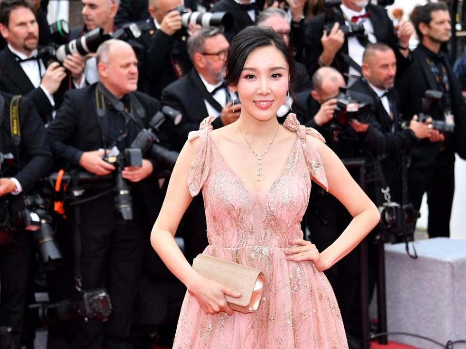 明星|假摔、穿国旗、被保安驱赶,这几位明星在国外红毯上丑态百出