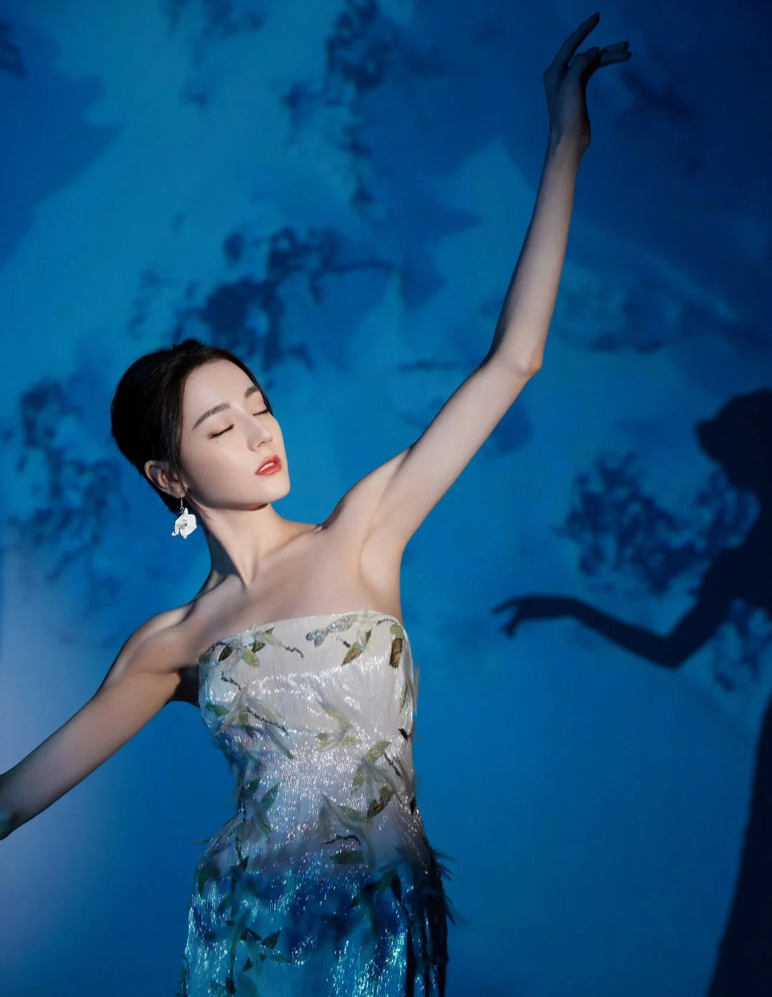 迪丽热巴|迪丽热巴像是在海里走出来的美人鱼，请问是公主殿下吗？