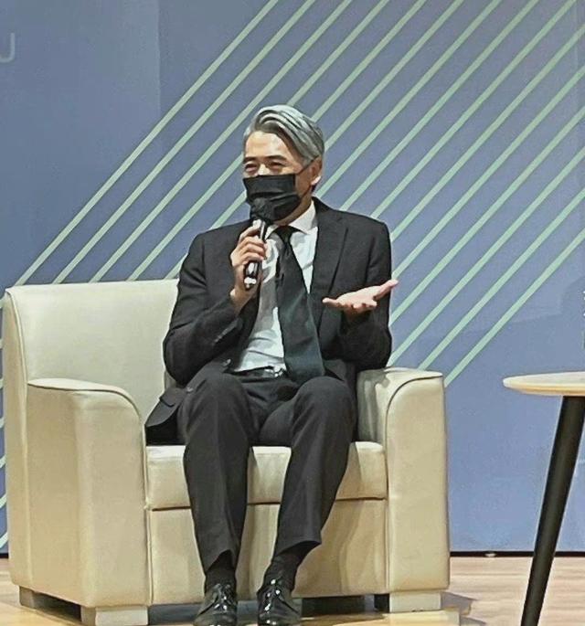 清明节|66岁周润发近状罕见曝光，满头银发好帅气，与粉丝合影接地气