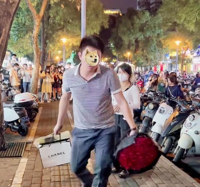 一男子手捧2束玫瑰当街求婚,被女孩拒绝后,他的行为绝了