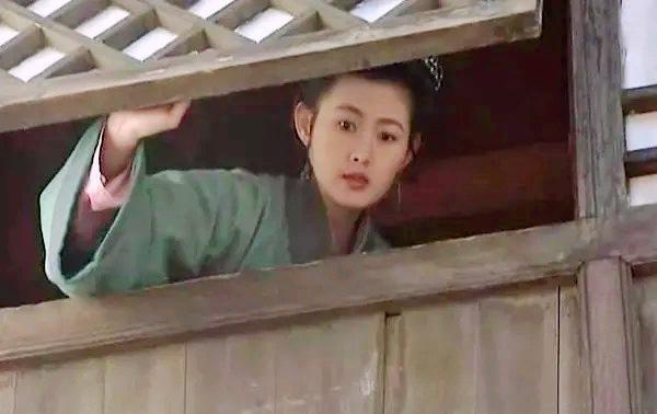 四川高校女生叫男生帮忙捡袜子,网评:潘金莲初见西门庆实录