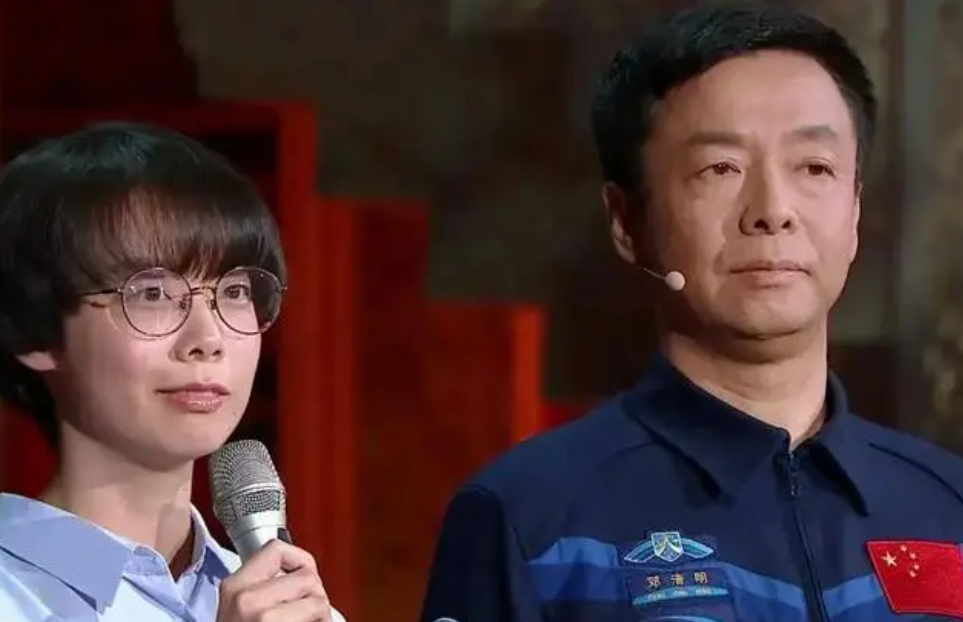 神十五发射在即,航天员邓清明静待出征,父女俩的学历都不一般