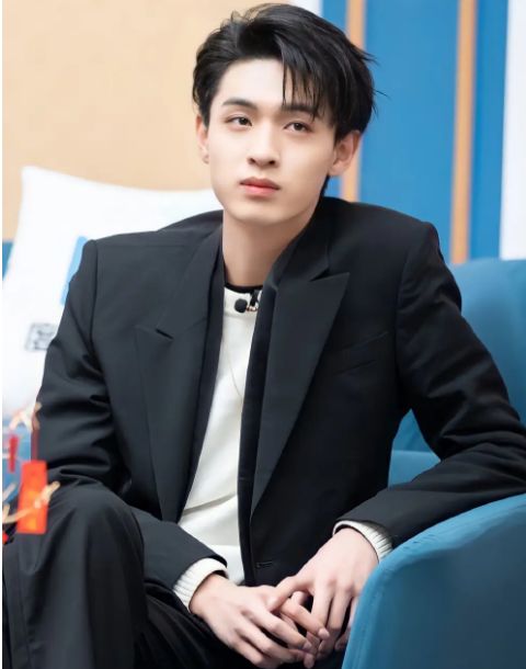 秦霄贤|秦霄贤新恋情疑似曝光，多次与美女外出嗨玩，还去到女方家过夜