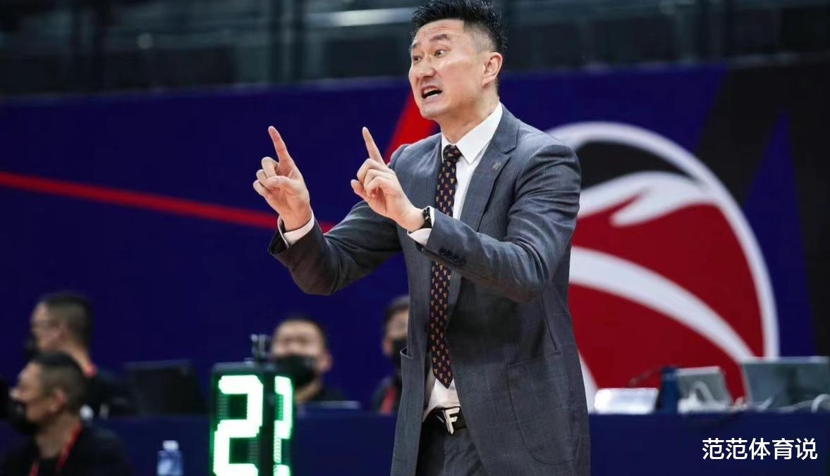 考文顿|NBA探花都懵了！对手单节4分+半场19分，球迷：广东末节1分最离谱