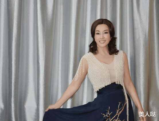 刘晓庆|刘晓庆奶奶年纪也不低调!上身挂满珍珠像个富婆,69岁仍有女人味