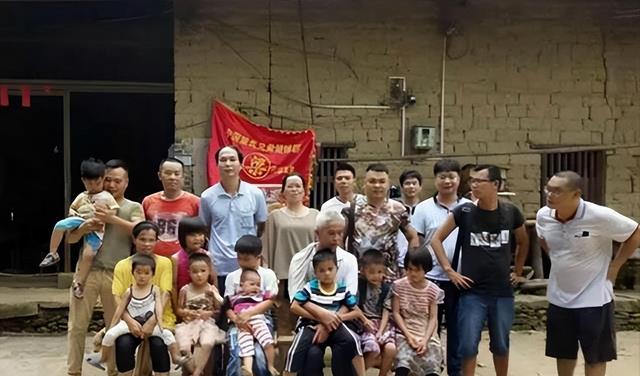 纪实广西老汉梁二:娶19岁娇妻21年连生15子,走红网络现月入过万