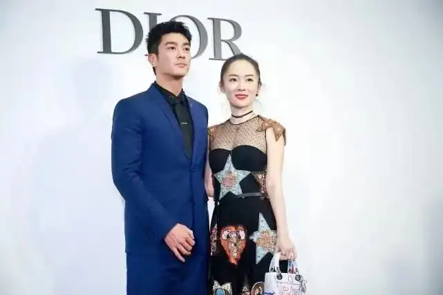 |?  霍思燕在杜江身边也依旧打扮性感，一身黑纱裙还戴两根项链。